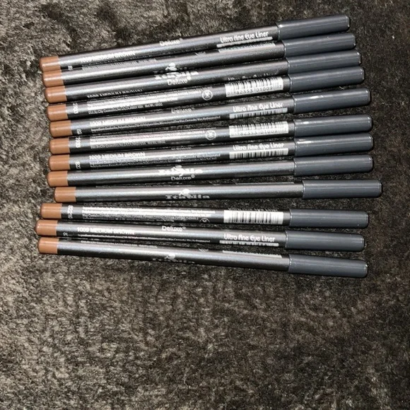 Italia Deluxe ultraFine Eyeliner - Picture 7 of 9